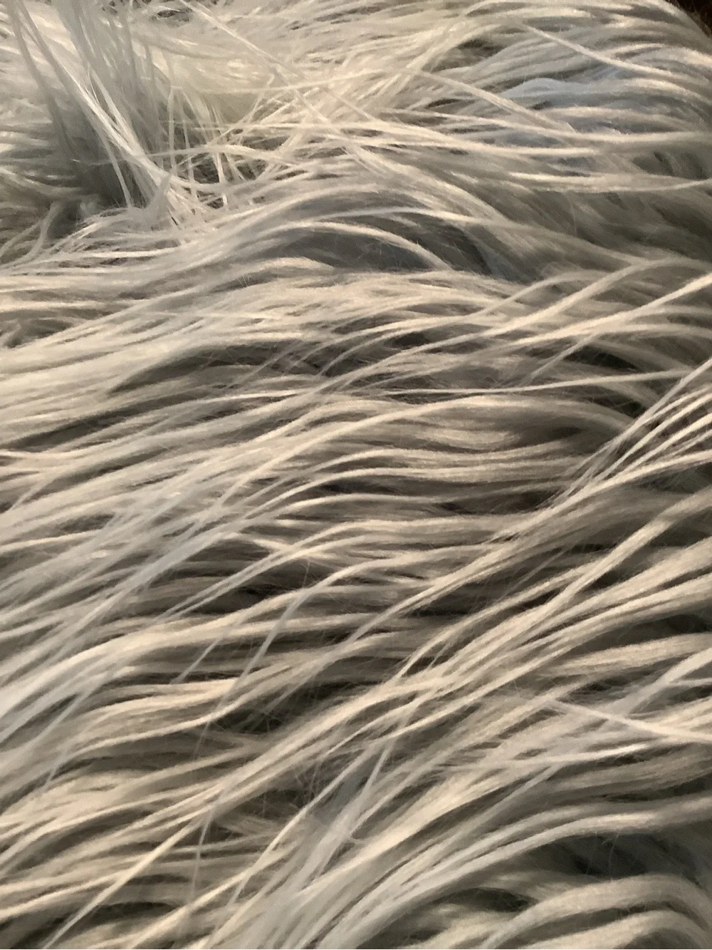 Dreamweavers Luxurious Gray Faux Fur Throw Blanket - Cozy Home Decor